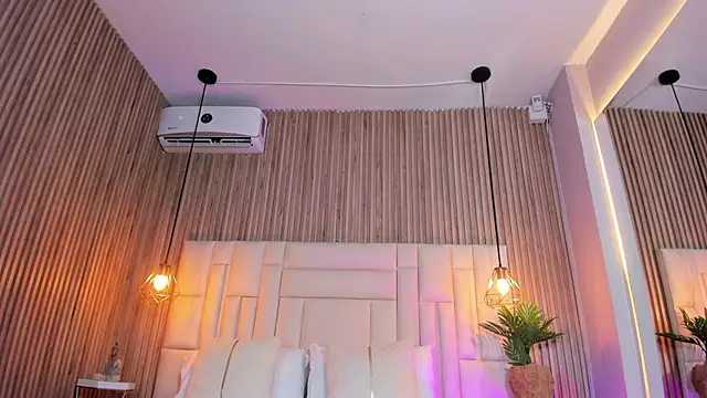 MelanieHillss online show from September 12, 5:30 am