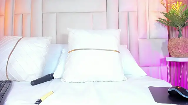 MelanieHillss online show from September 10, 5:18 am