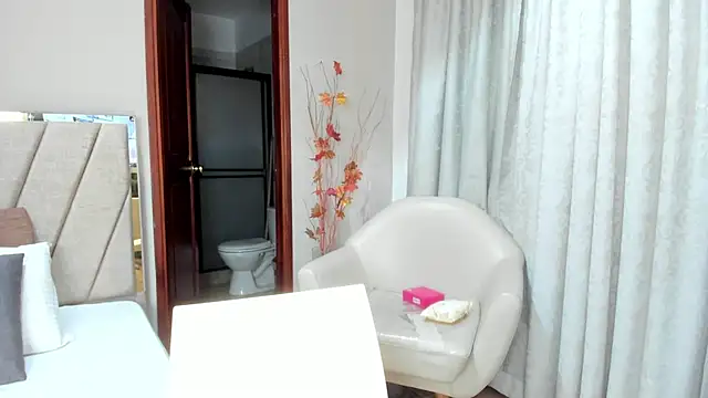 Zamira Taylor online show from April 2, 1:36 am