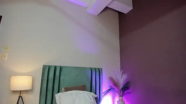 Zamira Taylor online show from April 9, 6:19 am