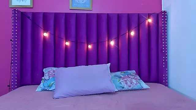 innocenthazel online show from April 14, 2:55 am