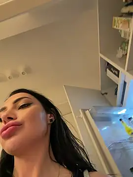 Mia Splash online show from April 2, 5:32 pm