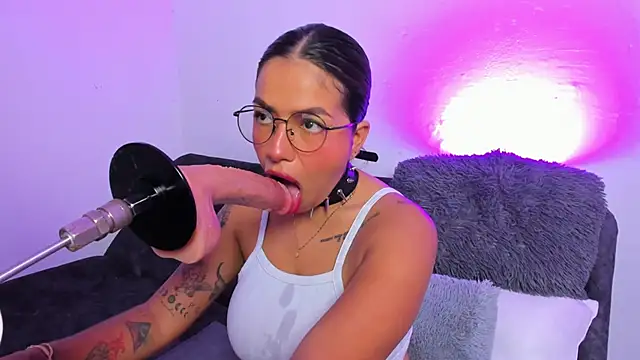 AngelaRicci online show from November 20, 9:05 pm