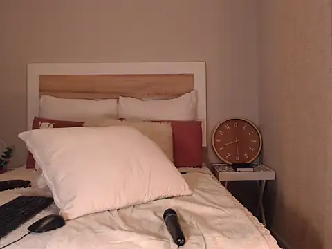 Bee Bella1 online show from September 14, 6:28 pm