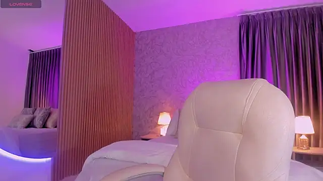 hannah thomson  online show from September 17, 3:26 am