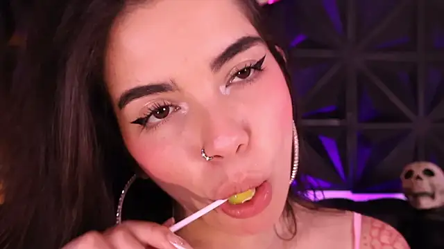 DaphneGlas online show from October 29, 1:15 pm