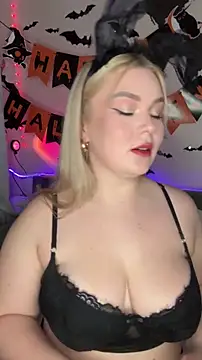 April Vancee online show from October 31, 4:00 pm