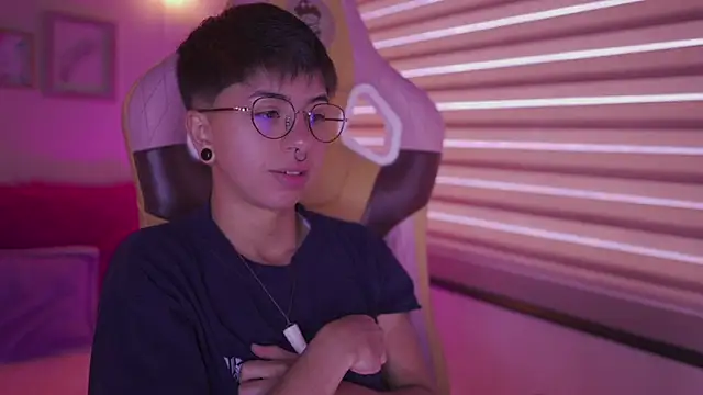 tommy blue online show from April 15, 1:11 pm