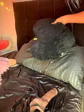 monse cat online show from December 5, 5:40 am