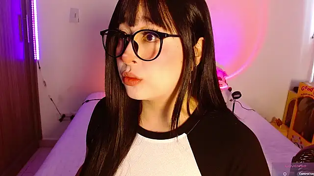 Oliviargf online show from March 27, 1:12 pm