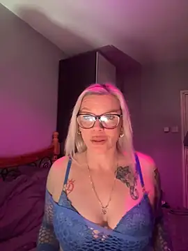 Curvy-Cleo online show from April 11, 9:40 pm