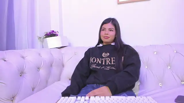 Pretty Johnson  online show from November 21, 11:45 am