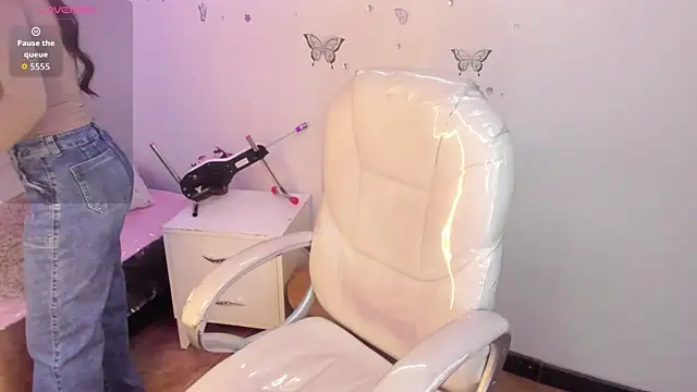 Pretty Johnson  online show from April 7, 11:34 am