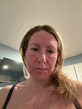 LittleMsMILF online show from March 12, 6:32 pm