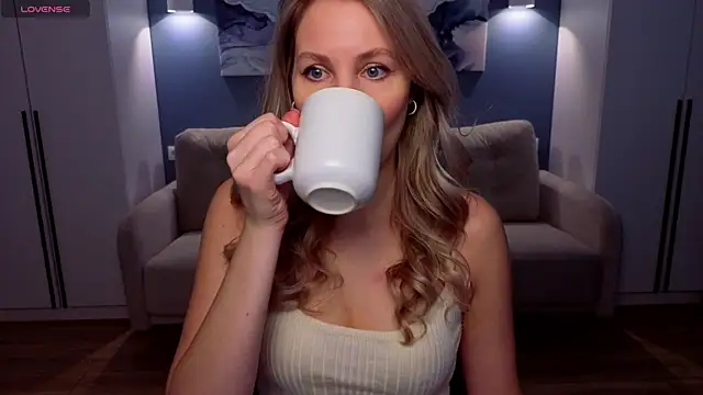 MelanieBennett online show from April 11, 7:45 am