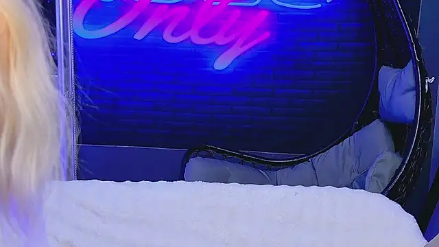 AlessiaCroft online show from April 2, 4:10 am