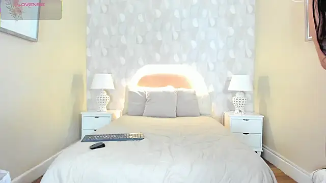 isabella milf  online show from November 25, 7:36 pm