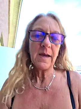 HotWifeLyn68 online show from May 28, 12:03 pm