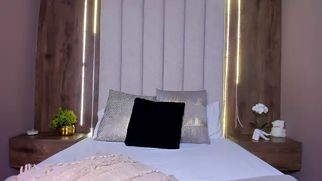 LucySalvatore  online show from September 16, 3:20 pm