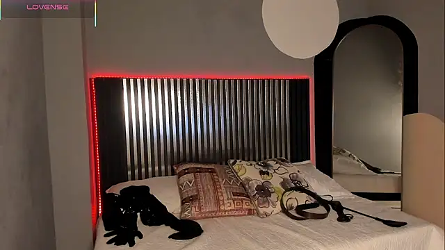 Emilybeltons online show from October 17, 8:23 pm