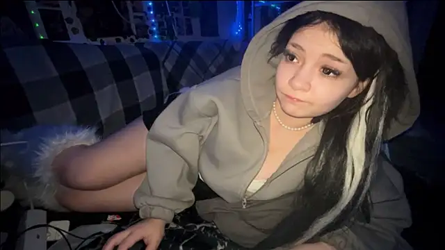 nikoli naw online show from February 11, 9:05 pm