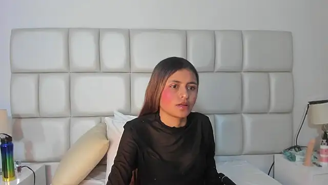 sunnyWhitee online show from April 6, 7:26 pm