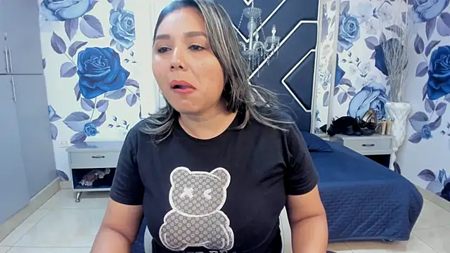 LatinaHoleQueen online show from October 3, 4:01 pm