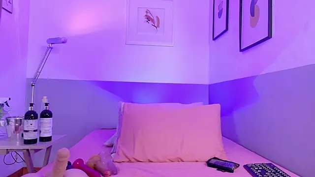 cutepetitee online show from March 26, 7:37 pm