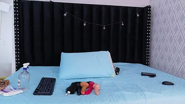 cutepetitee online show from December 4, 7:47 pm