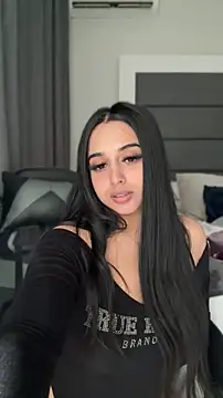 LilMisIndianx online show from April 19, 1:33 pm
