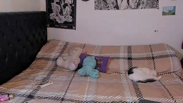 chloe kisses online show from September 25, 11:53 am