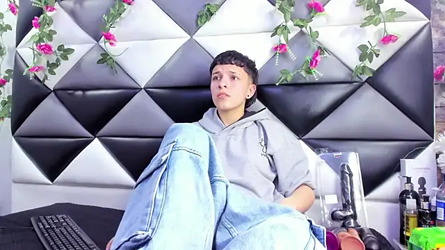 Megan Thompson  online show from October 28, 2:17 am