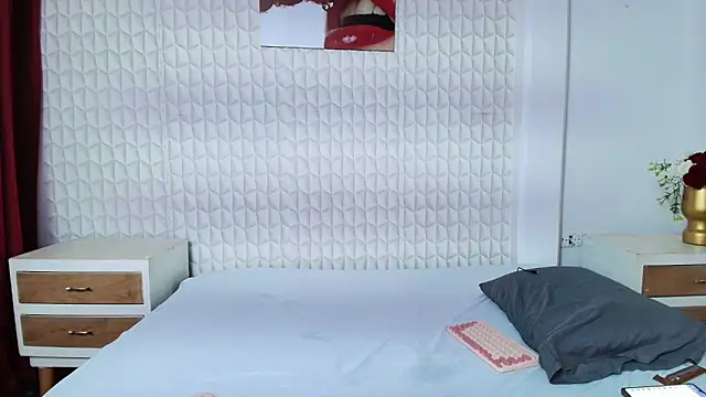 Alicee Moonn online show from September 15, 8:05 pm