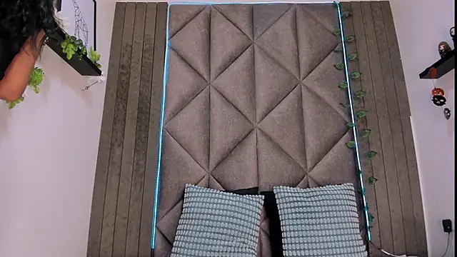 TiffValentinee  online show from October 29, 8:11 pm