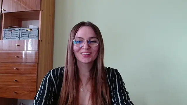 LooveELLYx online show from April 13, 1:34 pm