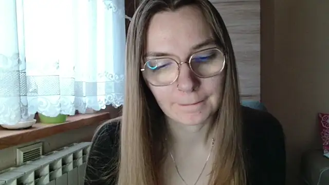 LooveELLYx online show from December 5, 7:30 am