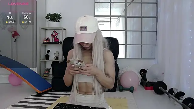 SarahRaynex online show from April 9, 11:59 am