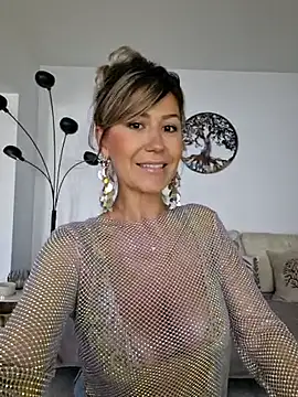 CelynaRoss online show from April 16, 9:31 am