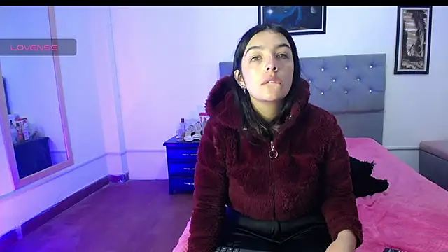 Esmeraldaa- online show from September 17, 5:05 am