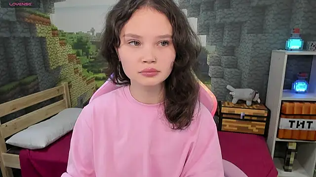 EmilyChaves online show from October 13, 6:21 pm