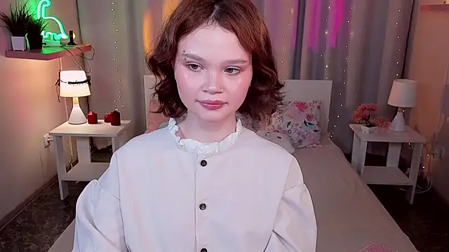 EmilyChaves online show from June 18, 9:14 am