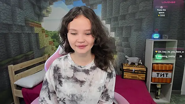 EmilyChaves online show from October 14, 6:32 pm