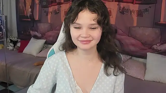 EmilyChaves online show from November 15, 6:20 pm