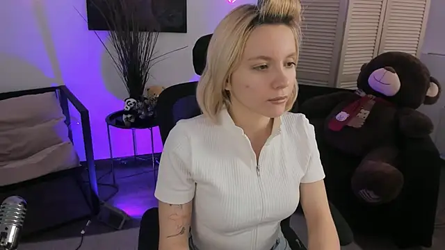 AuroraWrenfield online show from February 2, 7:29 am