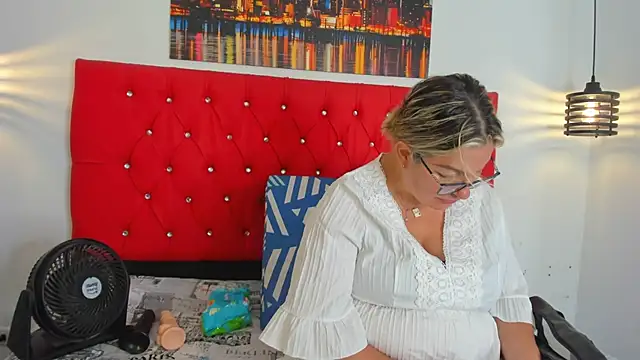 carolinacrus01 online show from November 5, 4:01 pm