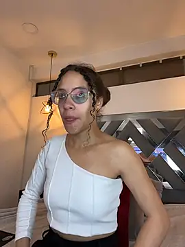 Hanna Cornee  online show from November 14, 2:06 pm