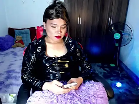 Urassiansweetcummer online show from April 3, 9:35 pm