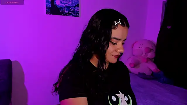 Shophie thoopson online show from April 16, 7:30 am