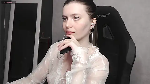 cute elfy  online show from September 28, 4:45 pm