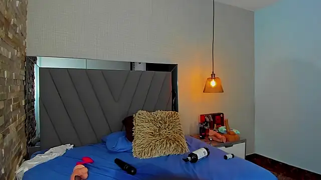 IRISCLARK1 online show from November 29, 7:51 pm